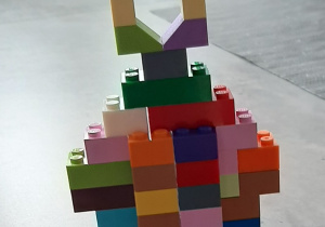 Ozdoba choinkowa „bombka” - zbudowana z kolorowych klocków Lego
